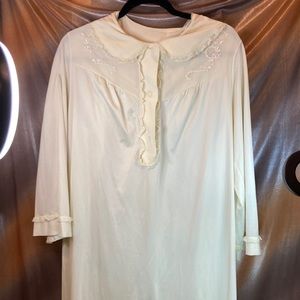 Vintage 1960’s pale yellow‎ nightgown 44” chest. ACE